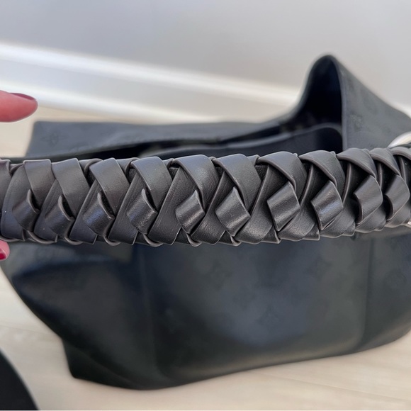 Louis Vuitton Carmel Mahina Noir - Picture 7 of 17